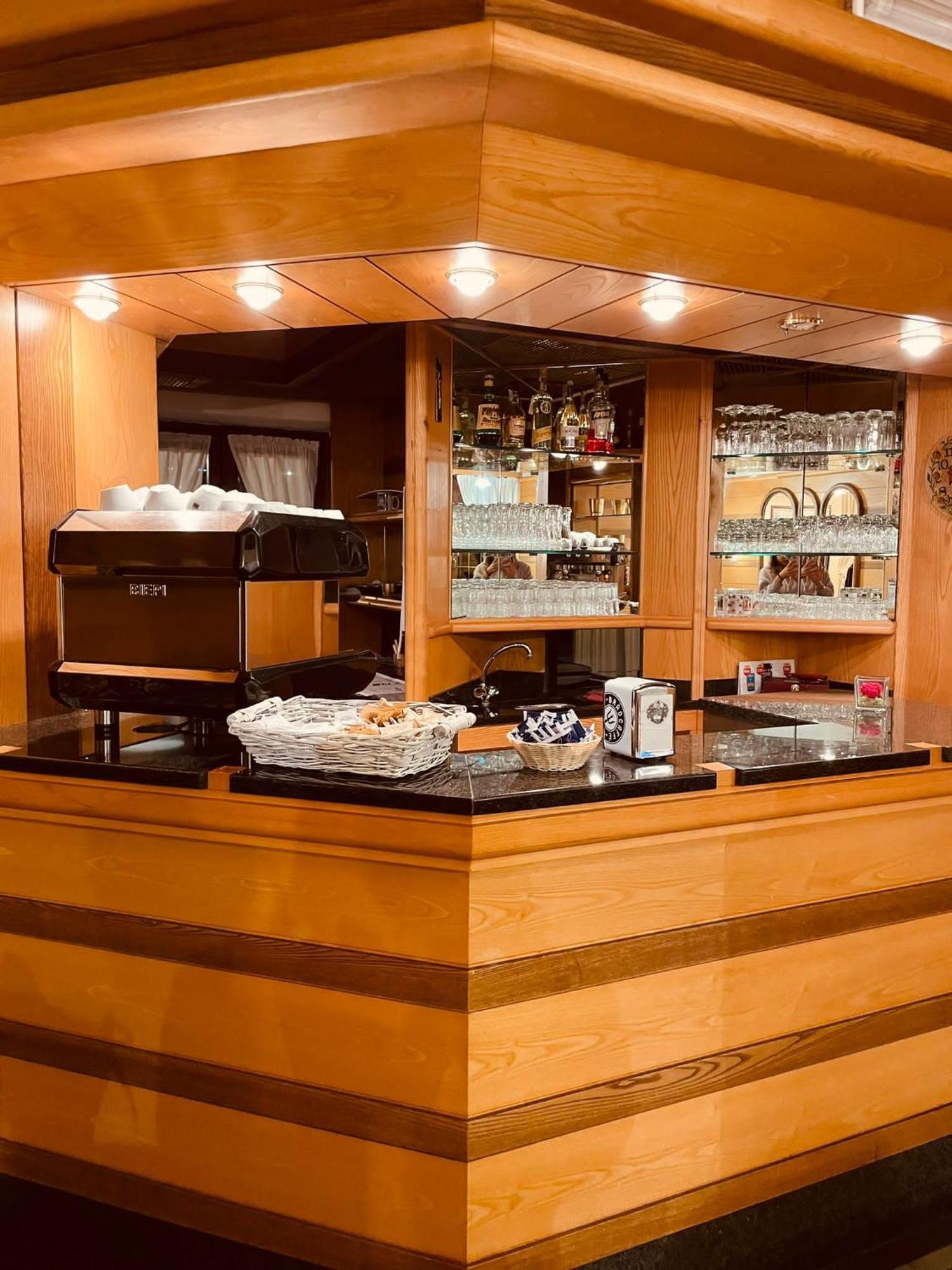 Garni Bonsai Bed & Breakfast Pinzolo Bagian luar foto