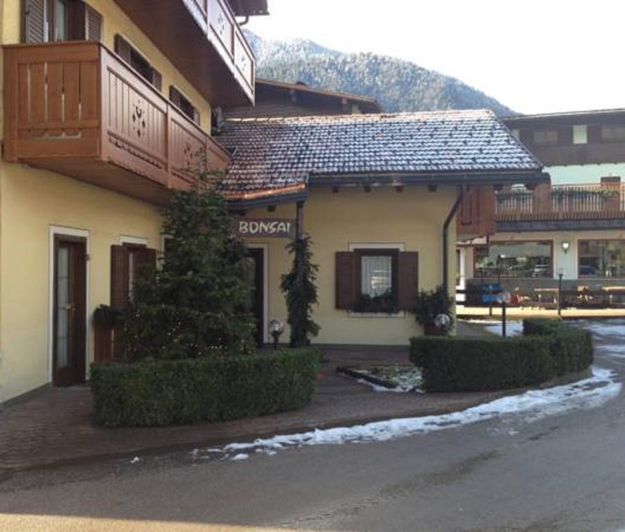 Garni Bonsai Bed & Breakfast Pinzolo Bagian luar foto